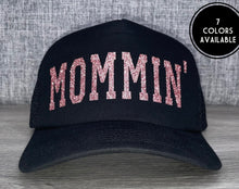 Load image into Gallery viewer, Mommin’ Trucker Hat
