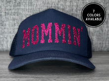 Load image into Gallery viewer, Mommin’ Trucker Hat